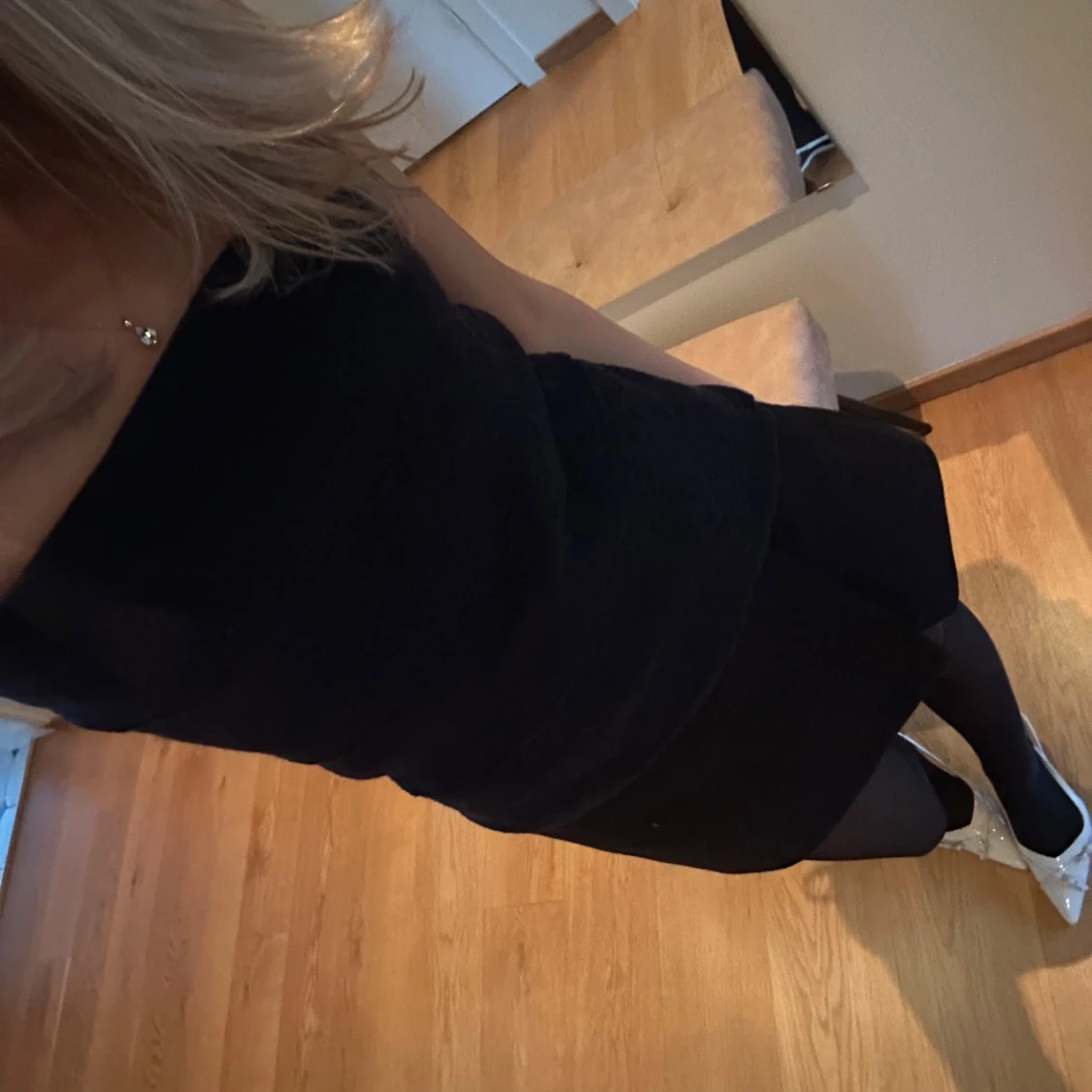 Svart axelbandslös klänning