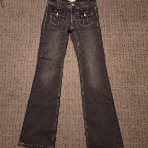 Svarta bootcut jeans från Gina Tricot - Säljer ett par aldrig använda bootcut jeans från Gina Tricot i storlek 158. Dessa har fickor på framsidan och är perfekta för både vardag och fest! 🖤