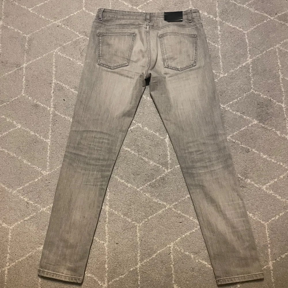 Säljer mina par skitsnygga grå jeans från J.Lindeberg i storlek 32/32. De har passformen slim och är i mycket bra skick. Säljes för att de har blivit för små 🙏. Jeans & Byxor.