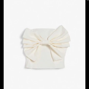 Vit Tubtopp rosett 🥰🥰 - Säljer denna super fina Tubtoppen med en rosett på för att jag köpte den och den var för stor för mig tyvvär🥲🥲 så aldrig använd och har prislappen kvar!!! Nypris 500kt och den är slutsåld! (Priset är duskuterbart)