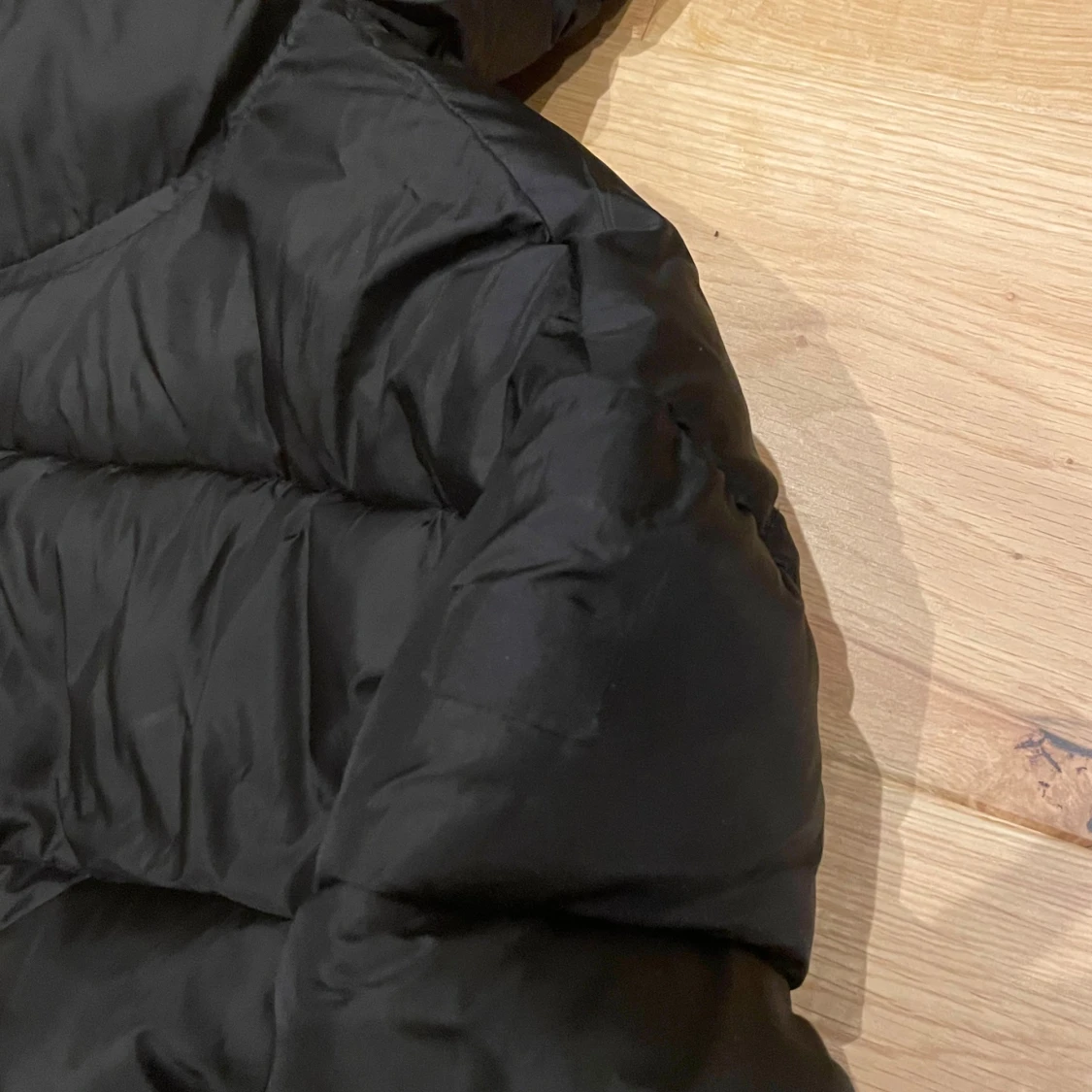 Svart pufferjacka med huva - 90