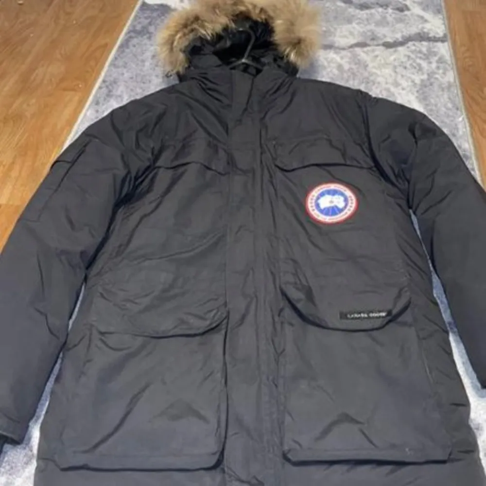 Säljer en svart dunjacka från Canada Goose storlek S/P  tror modellen heter expedition parka, det är en unisex den har en pälsfodrad huva och är perfekt för kalla vinterdagar. Perfekt för att hålla sig varm och stilren i vinter! ❄️ pris kan diskuteras vid snabb affär.. Jackor.