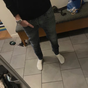 Replay Anbass - Riktigt feta och grischa byxorSäljer ett par snygga blå jeansbyxor i bra skick. De har en klassisk femficksdesign och en bekväm passform. Perfekta för både vardag och fest! 🕺Är ungefär 180 och 65kg