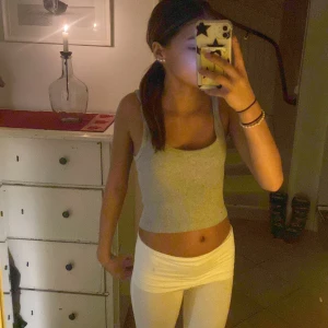 Grå ribbad linnetopp från Brandy Melville - Säljer en superfin grå ribbad linnetopp från Brandy Melville. Perfekt att matcha med jeans eller kjol för en avslappnad look! Kommer sällan till användning och lite stor storlek så därför säljer jag denna💕vet inte riktigt va det är för storlek! Men jag är van med s/xs så den kanske är i M/S💞orgenal pris : 300kr💗