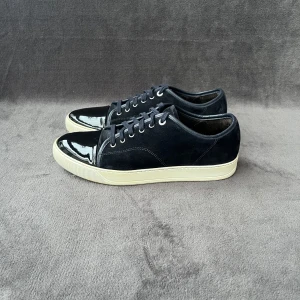 Lanvin Captoe DBB1 | 43-44 - Marinblåa Lanvins i storlek 43 EU - DBB1 SIZE 9 (passar 43-44) | Skorna är i väldigt fint skick | Endast skor medföljer vid köp | Självklart äkta | Mer bilder finns! Fraktas spårbart via postnord📦