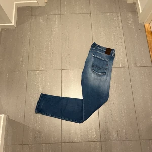 Replay Anbass hyperflex jeans  - Säljer nu dessa replay anbass hyperflex jeans med slitningar som design, skriv för fler bilder/frågor🙌🏼