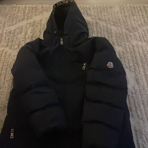 Moncler svart jacka - passar mig ej längre. Bra skick. Knappt använd storlek XL men skulle även säga L passar