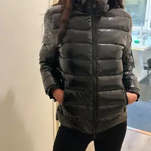 Säljer min glansiga jacka från feminina som påminner om moncler, som ny skick, säljer pga att jag ej använder den