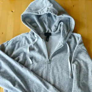 Säljer en grå hoodie från h&m i storlek M. Bra kvalité inga slitningar eller skador. Tveka inte att skriva vid intresse eller vid frågor!