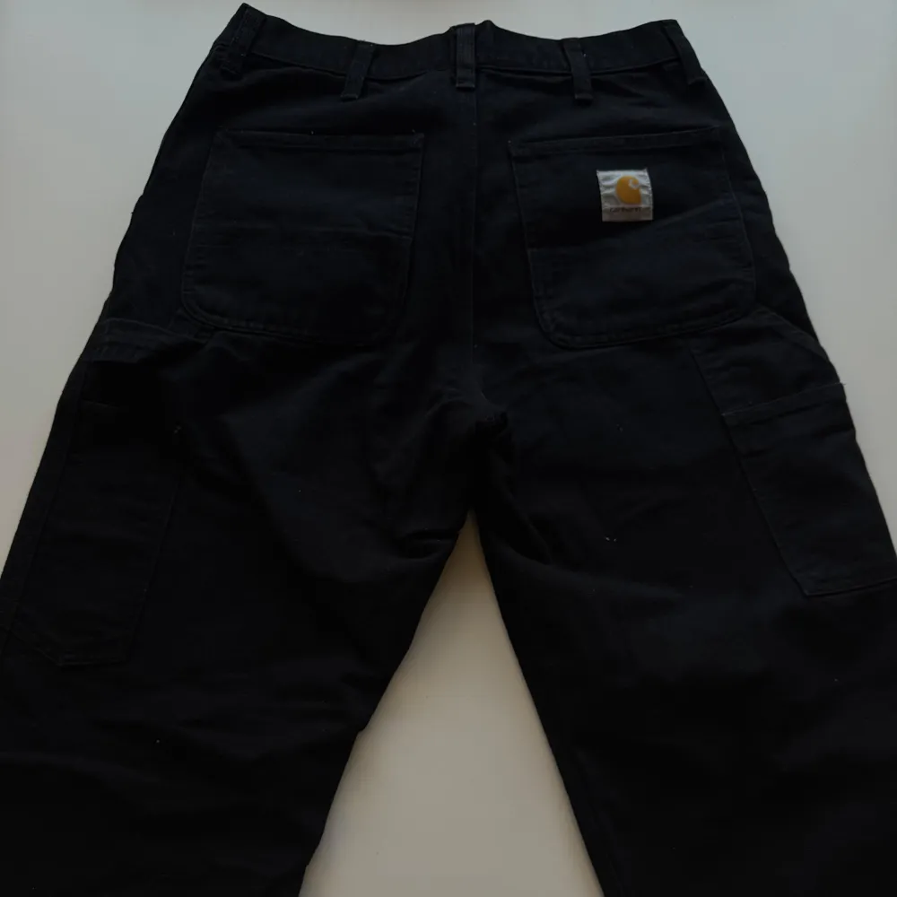 Nästan helt oanvända Carhartt byxor/jeans. Nypris 1200kr. Mitt pris 750 kan gå ner vid snabb affär. Storlek 28/32. DM för fler frågor. Jeans & Byxor.