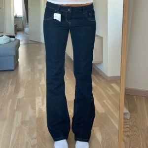 Mörk blåa jeans - Så himla snygga Lågmidjade jeans som är köpta har på plick och fotona med jeansen på är från föra säljare 💕 midjemått 45cm och innerbenslängden är 83💗✨