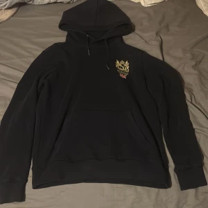 Morris Hoodie - Säljer en mörkblå Morris hoodie i storlek S.