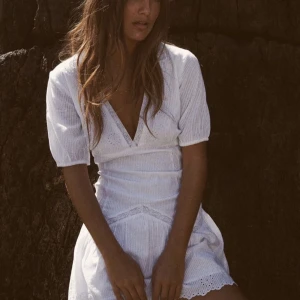 Vit zara klänning - Säljer den populära zara klänningen, passar perfekt till studenten!! Endast använd 1 gång🤍