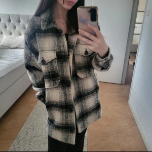 Kappa i beige och svart - Kappa från Only i storlek S, fint skick.