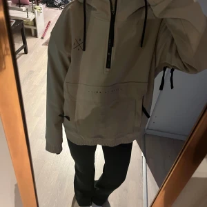 Beige dope snowboard/skid jacka  - Säljer en beige snowboard/skid jacka från märket dope. Endast använd 1 gång. I storlek XXS,jag är 160 cm lång. Skriv för fler eller mer detaljerade bilder!