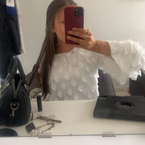 Fin blus  - Jätte söt blus från Gina tricot, använd ett fåtal gånger men inga defekter och väldigt fint skick 🥰 Skriv vid frågor eller fler bilder