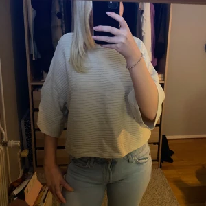 Ribbad Trekvartsärmad topp - Säljer en superfin beige Trekvartsärmad tröja som är ribbad💗
