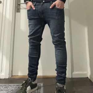 Tiger of Sweden jeans - Hej! Vi säljer nu dessa supersnygga Tiger of Sweden jeansen i mörkblå färg | Storlek: 32/32, slim fit | Skick: 9/10, nästan nya | Nypris: ca 1600kr | Hör gärna av dig om du har några fler frågor!