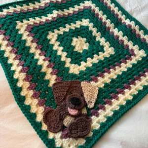 Virkad bebisfilt med hundmotiv.  - Handvirkad bebisfilt i hundmotiv, virkad i akrylgarn. 