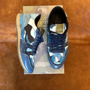 Valentino rockrunners  - Snygga Valentino Rockrunner i bra skick! Dessa sneakers är riktigt fräcka och perfekta för att ge din outfit det där lilla extra. Jag tar gärna byten, så tveka inte att höra av dig om du har något att byta med eller om du vill köpa dem! Frågor? Släng iväg ett meddelande!