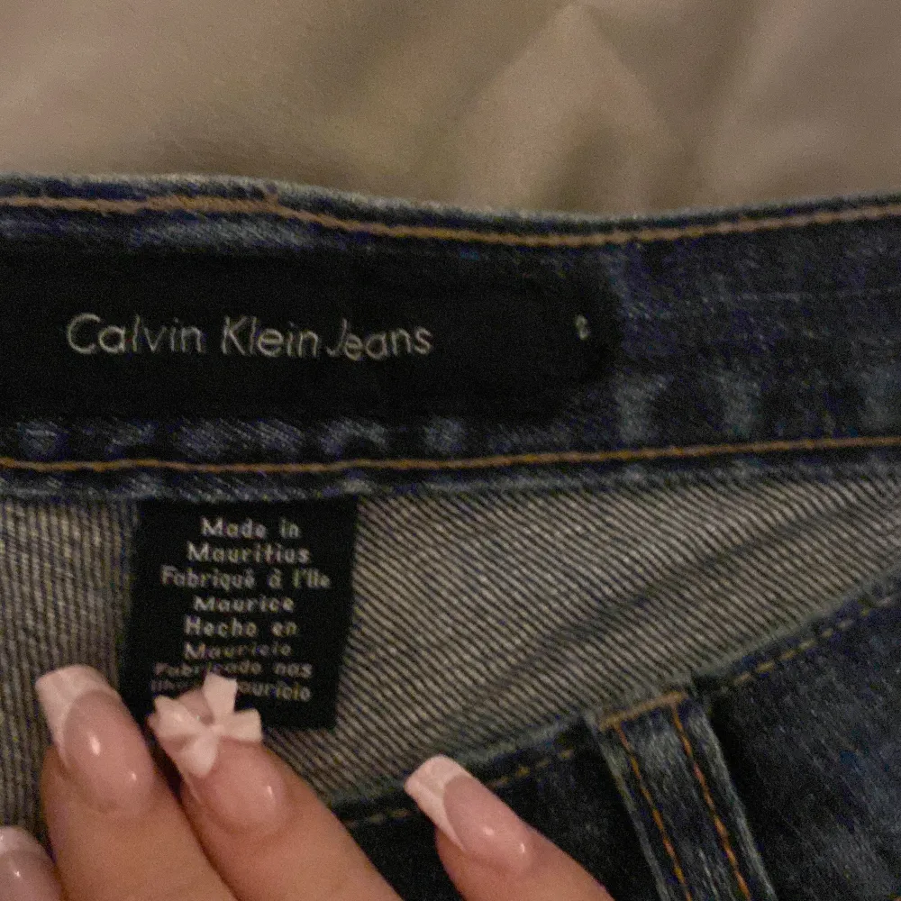 Lågmidjade utsvängda jeans ifrån Calvin Klein 💓💓Super Snygga detaljer på fickorna!! Säljer då de är för små för mig och därav finns tyvärr inga bilder av de på💓 Midjemått tvärs över: 35cm innerbenslängd: 66/67. Jeans & Byxor.