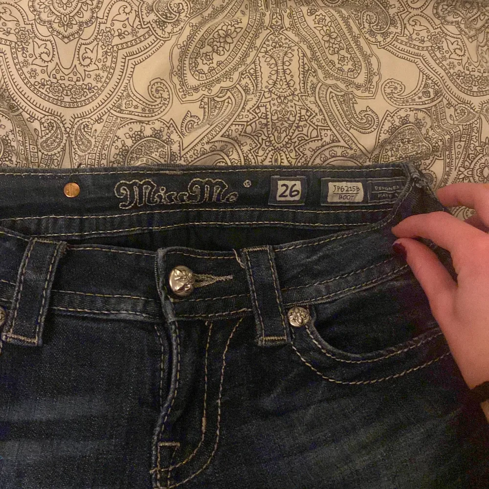 Säljer ett par snygga mörkblå jeans från Miss Me i storlek 26. De är bootcut och har glittriga detaljer och broderier på bakfickorna. Superbra gick, säljer då dom tyvärr inte kommer till användning längre 💗. Jeans & Byxor.