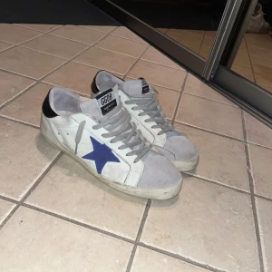 Golden goose skor - Har haft skorna i ett år. Skorna har ett litet glapp på högra skon. Ingen stort och går enkelt att fixa genom antigen skomakare eller med lim.