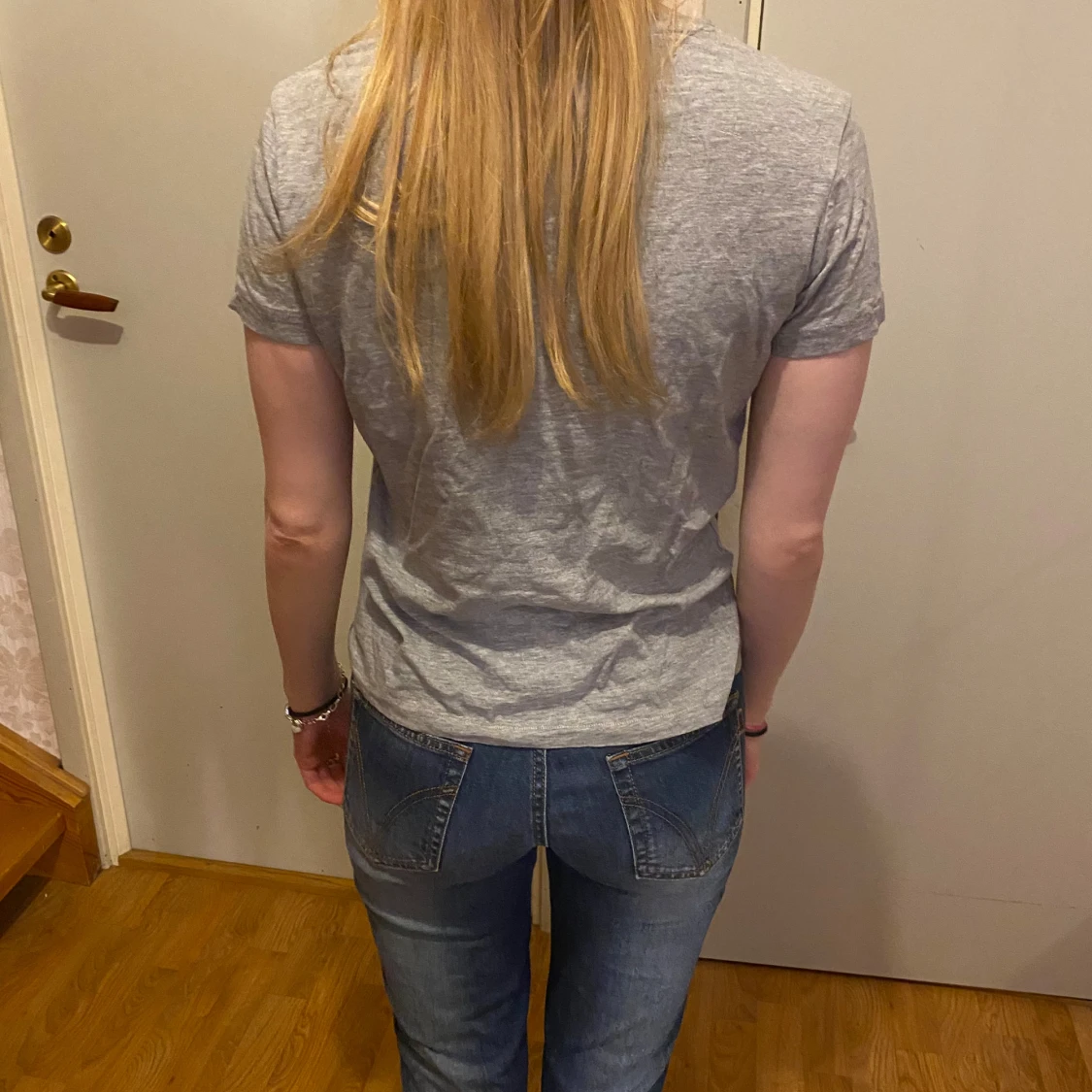 Grå t-shirt med Memphis-tryck - 90