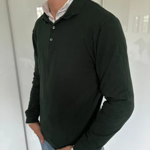 Jack&Jones Rugbytröja mörkgrön M - - rugbytröja från märket Jack&Jones i storlek M - Bra skick, inga defekter  - Modell på bild är 182/67kg. - Hör av dig vid eventuella frågor! Mvh