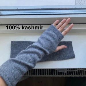100% kashmir handledsvärmare  - (säljer fler, kolla profilen)💕Egen sydda 100% kashmir handledsvärmare/torgvantar i en fin beige färg. Vantarna är jätte mjuka och har inga defekter, perfekta nu till kylan😊 Jag har själv sytt de och kashmir är ett svårt matrial att jobba med så ta det i åtanke och pruta gärna inte😅🙏🏻 Nya 100% kashmir vantar kostar ca 700 kr men här får ni för halva priset!!❤️(sista bilden är materialet det är sytt av) SÄLJER FLER, även i beige!