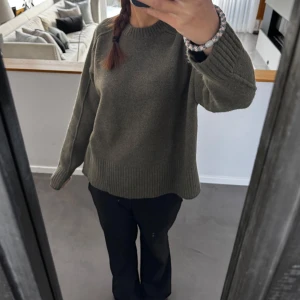 Zara stickad tröja - Grön stickad tröja från Zara storlek S, superskön känns som cashmere!💕 Slutsåld på hemsidan. Nyskick