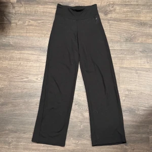 SOC träningsbyxor  - Svarta träningsbyxor från SOC, jag har använt dem som kostymbyxor nån gång med😁Storlek M, väldigt bekväma byxor.