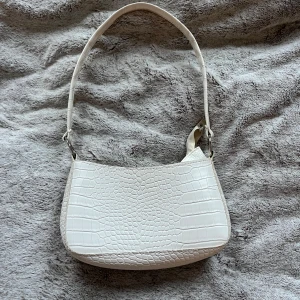 Vit axelväska med krokodilmönster - Snygg vit axelväska med krokodilmönster. Perfekt för att ge en stilren touch till din outfit🤍