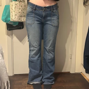 Blå bootcut jeans - Snygga blå bootcut jeans med låg midja och klassisk femficksdesign. Vida och baggy💕Från gammalt märke, svåra att få tag på!