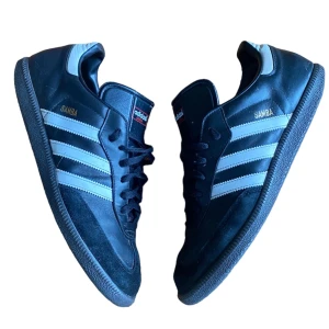 Adidas Samba Sneakers - Ett par Adidas samba sneakers i storlek 46. Skorna är i bra skick Box tillkommer ej!