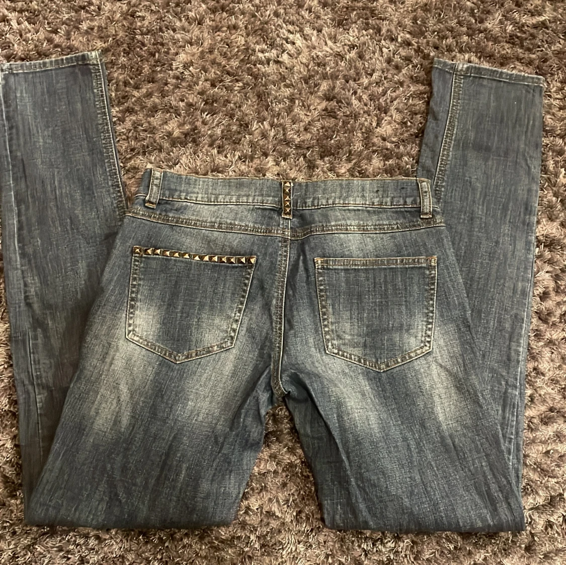 Blå jeans med nitar från Oasis - 90