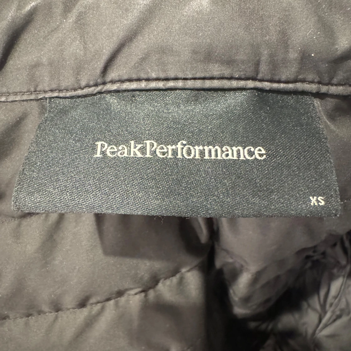 Svart pufferjacka från Peak Performance - 92