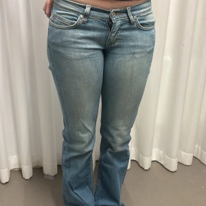 Lågmidjade bootcut jeans - Snygga ljusblå jeans från Only!! 😇 midjemått 37cm innerbenslängd 78cm