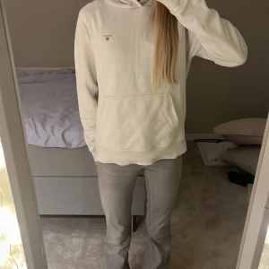 Vit hoodie från GANT - Säljer en vit gant passar mig som har storlek xs/s. Har en fläck som inte går bort ser på bild 5. Men annars som ny!💞nypris 900kr säljer för 250kr🌟om ni vill ha fler bilder skriv.