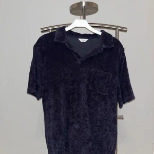 Mörkblå frotté tröja från brothers - Säljer en mörkblå frotté tröja från brothers egna märke east west. Tröjan är använd men inte överdrivet mycket och är i bra skick! Den köptes för 599 ordinarie. För mer frågor skriv pm!