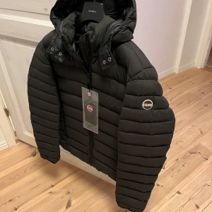 Svart dunjacka från Colmar  - Säljer min fräscha Colmar jacka i storlek 50! Passar S/M. Jackan är riktigt skön och passar både nu i vinter och bra till våren! Prioriterar snabba affärer 