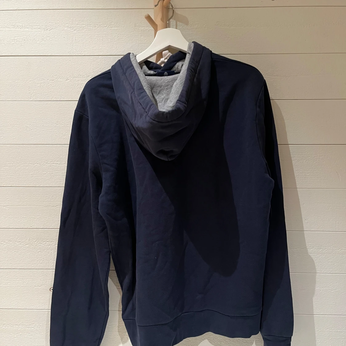 Mörkblå hoodie från Gant - 90