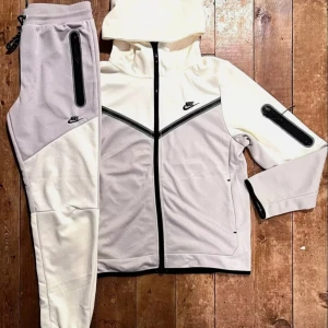 nike tech fleece tracksuit ev byte - Nike tracksuit i mycket bra skick som inte kommer till användning i storlek M - jag kan tänkas byta mot nått skoj kom med förslag