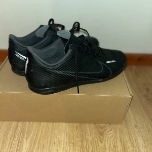Nike vapor 16 inneskor storlek 43 - Snygga nike inneskor! Storlek 43! Har knappt använt de men de har växt ur! Skick 9/10, för fler frågor om produkten är det bara att höra av sig. Priset kan självklart diskuteras!😊1234 står för att du ska föreslå ett pris!