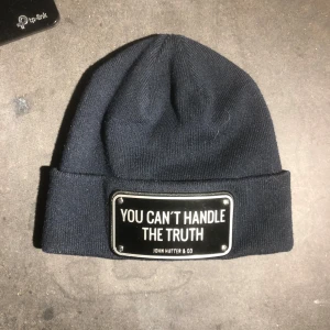 John hatter mössa - John hatter mössa. You can’t handel the truth. Onesize. Fint skick. Box medföljer 