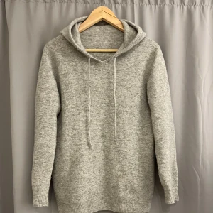 Cashmere hoodie - Säljer en fet cashmere hoodie i no brand! |ny pris 1699| skick 9/10, strl S. Pris kan diskuteras snabbt vid en enkel affär!