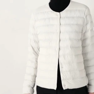 Uniqlo jacka  - Säljer en  vit uniqlo jacka med långärmad design. Enkel och snygg att matcha med olika outfits. Den har en liten fläck längst ner på armen men syns nästan inte ❣️Tryck gärna på ”köp nu”