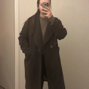 Kappa - En fin svart/grå Kappa från HM. Stl 44. Rosa tyg innuti halva kappan.