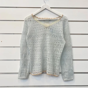 Vintage Stickad Tröja Boho - Super snygg stickad tröja som passar in i den bohemiska stilen. Ifrån märket Culture och är i en ljusblå färg med blommor på baksidan i en grö/blå färg. Finnis ingen storlekslapp men passar som en S/M, bifogar mått nedan.