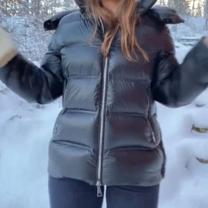 Massimo dutti jacka - Snygg svart pufferjacka med dragkedja och huva. Perfekt för kalla vinterdagar. Ett litet märke på ena armen som knappt synns se sista bild, annars jättebra skick